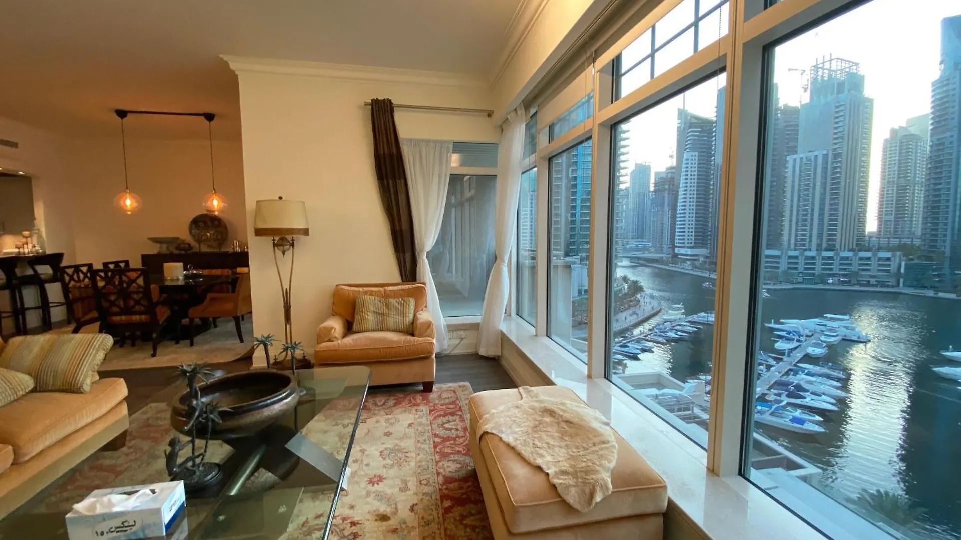 Exquisite 3 Bedroom Apartment With Marina View Dubaj